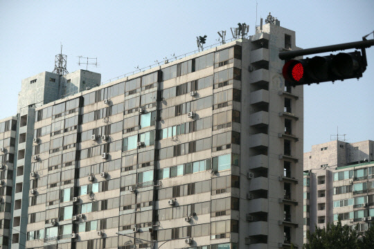 지난달까지 급매물이 소진되면서 반짝 장을 이어갔던 서울 아파트가 이달 들어 다시 소강 상태에 접어들었다. 박원순 서울 시장이 재건축 인허가를 잠정 거부한 잠실 주공 5단지는 이달 거래가 거의 없는 상황이다.<연합뉴스>